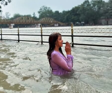 Genelia D’Souza takes a dip in the Ganga, says she ‘remembered Navra’ Riteish Deshmukh on ‘Vat Purnima’