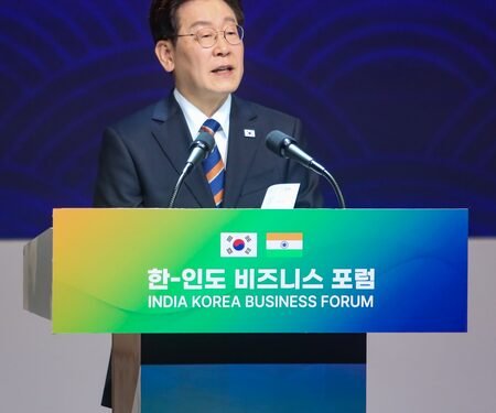 Lee calls for prompt execution of chip cluster, AI investment projects