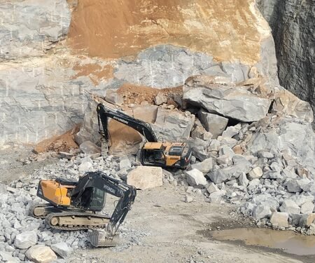 Seven Bihar workers feared dead as massive boulder collapses at Bengaluru quarry; several trapped