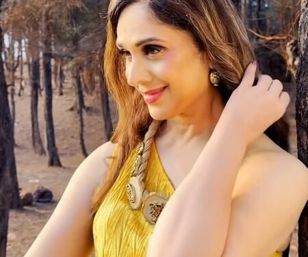 Meenakshi Seshadri revisits her iconic ‘Shahenshah’ moment with Amitabh Bachchan