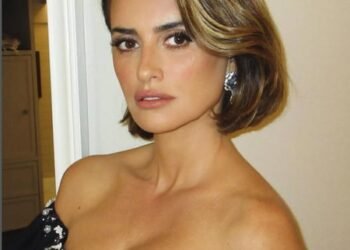 Penelope Cruz recollects her scary airplane encounter with Salma Hayek on Halloween