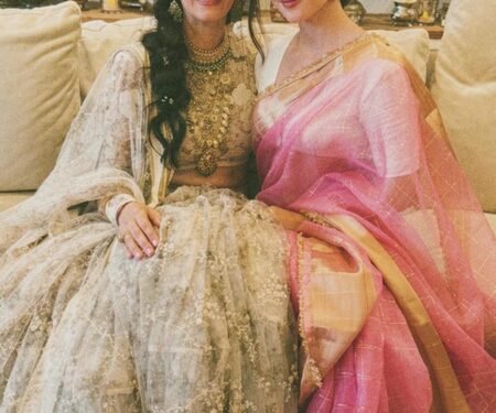 Elli AvrRam poses with Aamir Khan’s bride Gauri Spratt