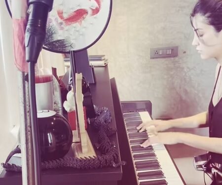 Shruti Haasan finds happiness in tea with ghee against the backdrop of Mumbai monsoons
