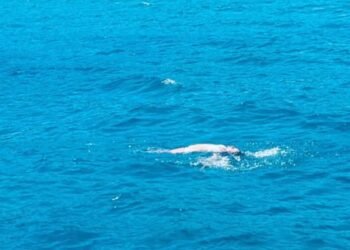 Kareena Kapoor swims in the middle of the Aegean Sea during her Greece vacation