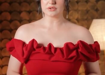 Zareen Khan schools paparazzi after they misbehave with her