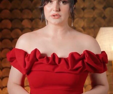 Zareen Khan schools paparazzi after they misbehave with her