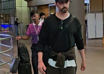 Hrithik Roshan returns to Mumbai with sons & girlfriend Saba Azad after family vacation
