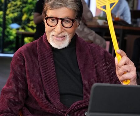Amitabh Bachchan quips he’s the ‘greatest makkhi maar in the business’