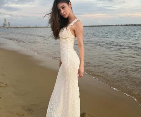 Mouni Roy gets furious at paparazzi, repeatedly asks them to stop filming her
