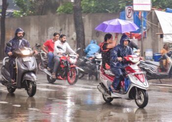 Heavy rain disrupts normal life in South Gujarat, schools closed