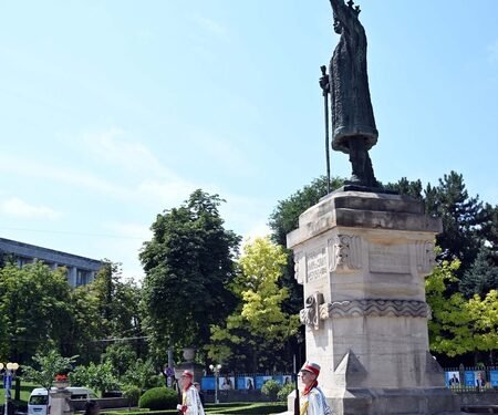 President Murmu pays respect at ‘Stephen the Great’ monument in Moldova