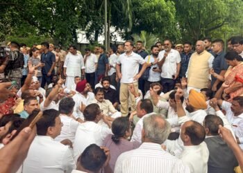 Rahul, Priyanka Gandhi stage sit-in near PM Modi’s residence over paper leaks