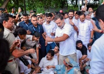 Rahul leads Cong march outside PM’s residence, party MP claims ‘police trying to thwart stir’ (Lead)
