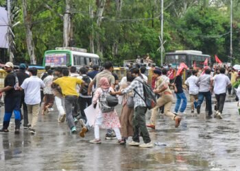 Police lathi-charge students during Raj Bhavan march in Patna; water cannons, tear gas used