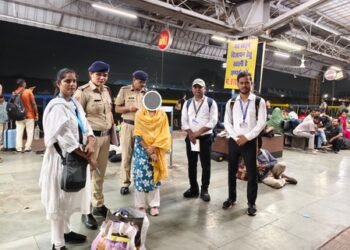 Railway staff reunite woman with family after timely intervention on Gondwana Express