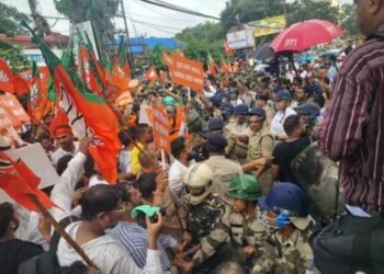 BJP workers, police clash during bid to gherao Congress office in Ranchi