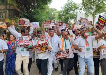 Karnataka: Congress workers attempt to lay siege to BJP office in Bengaluru over NEET row