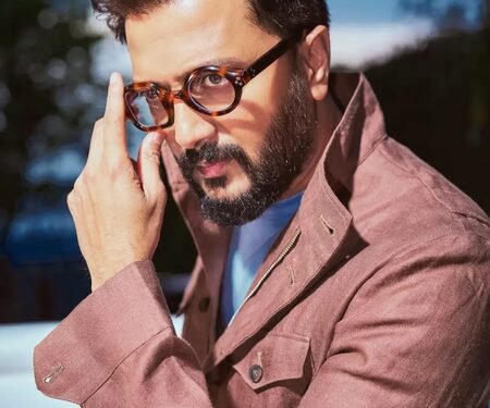Riteish Deshmukh loses his cool at Yogesh Rawat over TRP claims: Are you counting?