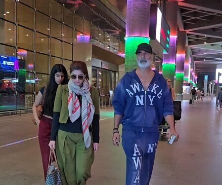 Akshay Kumar’s daughter Nitara hides behind mother Twinkle Khanna seeing paps at Mumbai airport