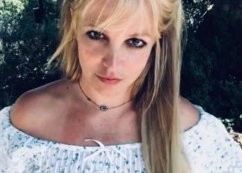Britney Spears triggers minor explosion while melting glass