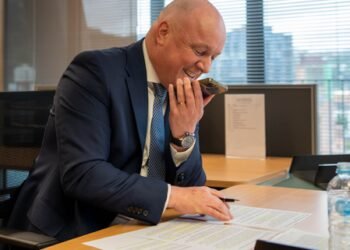 New Zealand election race tightens as PM survives leadership challenge