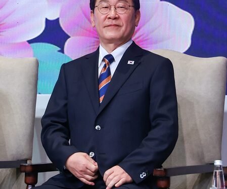 South Korean President Lee arrives in Frankfurt for meeting with members of Korean community
