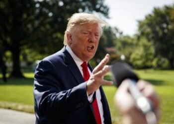 Democrats move to block Trump green card rule