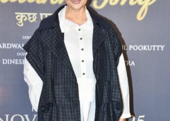 Manisha Koirala rings in birthday as parents throw special bash for her