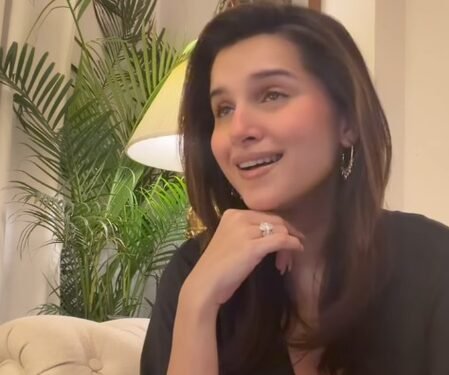 Tara Sutaria croons ‘Tum Hi Aana’ during midnight jam session