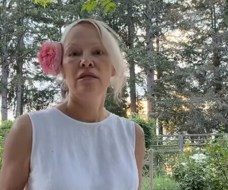 Pamela Anderson’s mantra: Live romantically wherever you are
