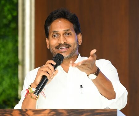 Jagan asks YSRCP cadres to capitalise on anti-incumbency in local body polls