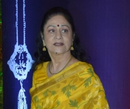 Aruna Irani looks bereaved as she arrives at crematorium for husband Kuku Kohli’s funeral