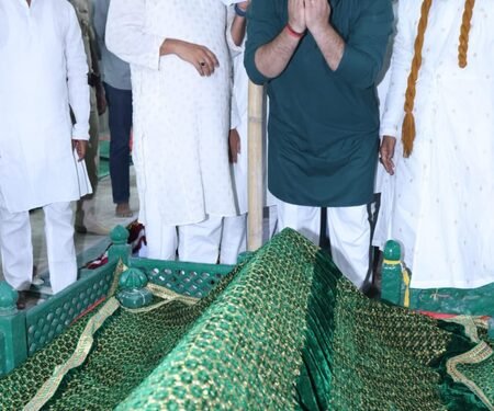 Nitish Kumar, Tejashwi Yadav offer chadar at Patna shrines on Eid-Milad-un-Nabi