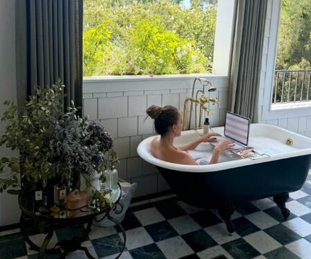 Jennifer Lopez turns bathtub into her ‘office’