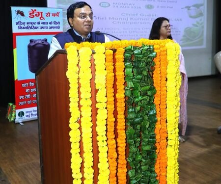 NDMC chief Manoj Kumar Dwivedi hands over pension, gratuity cheques to 47 retirees