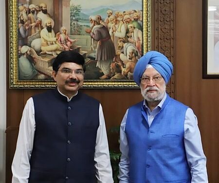 Oil Minister Hardeep Puri briefs India’s new envoy to Qatar on energy issues