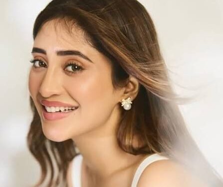 Shivangi Joshi gets trolled for ‘acting’ surprised after spotting paparazzi outside Sunita Ahuja’s Lock Upp party