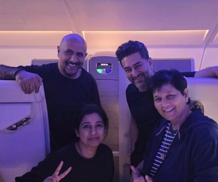 Shreya Ghoshal bumps into Falguni Pathak mid-air, has a fangirl moment