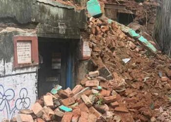 Portion of balcony and roof of old building in Kolkata collapses