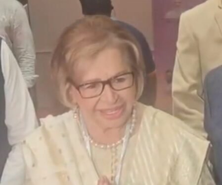 Helen expresses gratitude on behalf of Salim Khan as he receives Raj Kapoor Lifetime Achievement Award