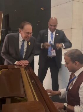 When Malaysian PM let ‘Kishore Kumar’ steal the BRICS Night in Delhi