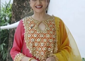 Bhagyashree advocates for eco-friendly Ganpathi this year with Gomay Ganesh