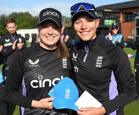 Glamorgan sign England spinner Georgia Davis from Warwickshire