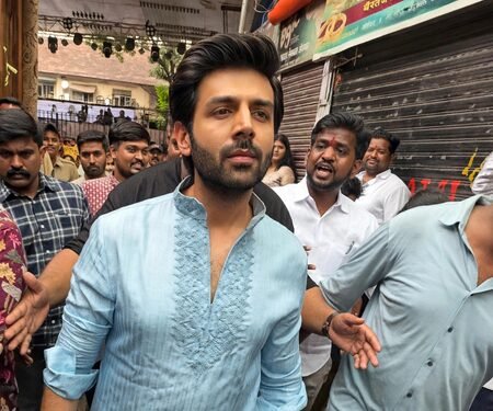 Kartik Aaryan places his National Award honour at the feet of Lalbaugcha Raja