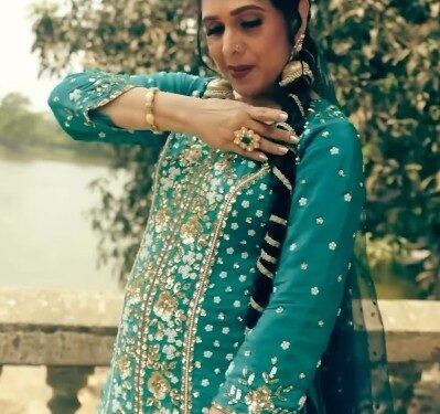 Meenakshi Seshadri relives evergreen song ‘Baali Umar Ne Mera Haal Woh Kiya’ from ‘Awaargi’