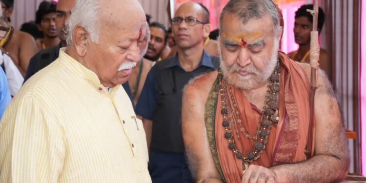 Mohan Bhagwat visits Kanchi Acharyas at Orikkai, attends Vedic rituals
