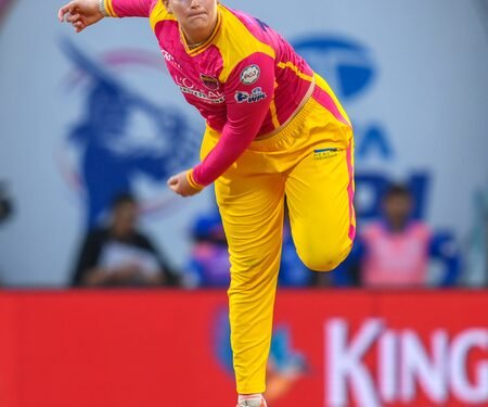 Sophie Ecclestone returns to Adelaide Strikers for WBBL 12