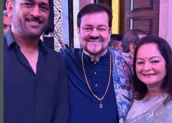 Dhoni meets Nitin Mukesh, sings ‘Main Pal Do Pal Ka Shayar Hoon’
