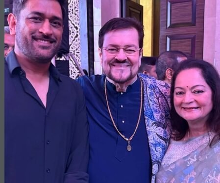 Dhoni meets Nitin Mukesh, sings ‘Main Pal Do Pal Ka Shayar Hoon’