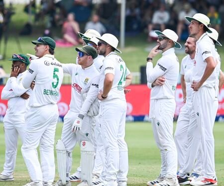 Fast bowlers share honours on Day One as South Africa restrict Australia to 187/6